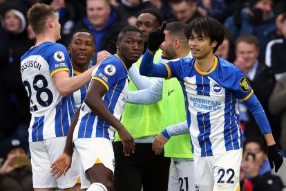 Los ecuatorianos Moisés Caicedo (c) y Pervis Estupiñán (i) fueron titulares con el Brighton.