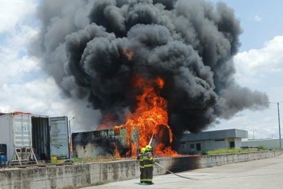 Un total de 25 bomberos realizaron durante dos  horas el trabajo de sofocación y enfriamiento, logrando controlar la emergencia.