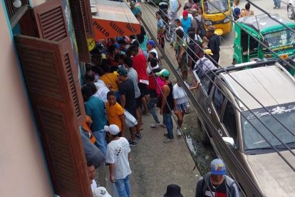 Las víctimas tenían heridas de proyectiles en sus tórax, espaldas y brazos, hasta el momento luchan por su vida en el centro de Salud de esta localidad.