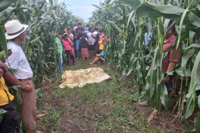 Con una sábana cubrieron el cuerpo de la Popis, quien murió macheteada.