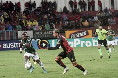 Gabriel Corozo (i) militó en el Orense en 2022. Al igual que el lateral izquierdo, varios futbolistas nacionales se quedaron sin club.