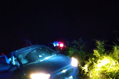 El auto quedó en medio de matorrales. El chofer cayó asesinado en plena vía y las tres mujeres junto al carro.