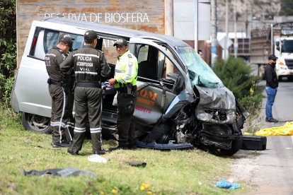 Tres de las víctimas habrían salido expulsadas de la furgoneta, tras chocar contra un vehículo liviano.