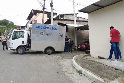 Dos hombres que iban a bordo de un automóvil fueron baleados, uno falleció, el otro resultó herido. En la misma zona un día antes la Policía decomisó una granada y droga