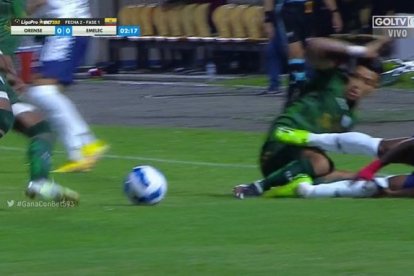 El jugador de Emelec, Jackson Rodríguez, sufrió una fuerte entrada por parte de Richard Calderón (c), de Orense.