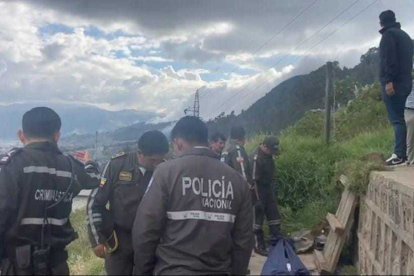 Peritos de Criminalística acudieron a la escena y, tras realizar una inspección preliminar, hallaron tres indicios de municiones.