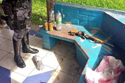 En un parque, en El Tingo, los uniformados encontraron un arma de fuego.
