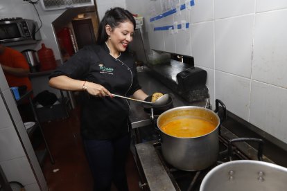 La chef Mafer Cepeda le aconseja a las mujeres que no dejen de especializarse y de aprender más de la gastronomía.