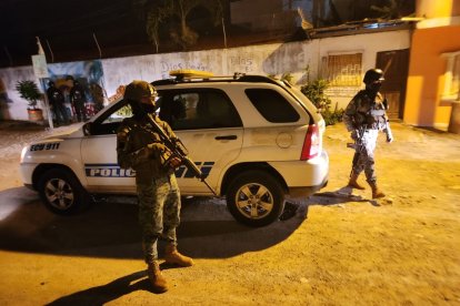 La policía y los militares hacen operativos en varios sectores.