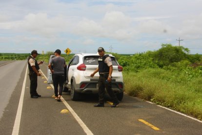 Policía realiza inspecciones a los diferentes vehículos