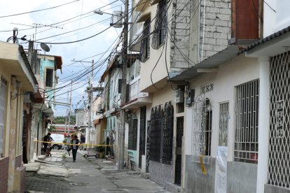 El electricista acudió para realizar arreglos en el barrio, pero casi fallece por una descarga.