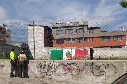 Los vecinos realizaron una minga para limpiar los símbolos de la supuesta banda.