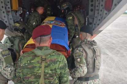 Traslado del cuerpo del militar asesinado.