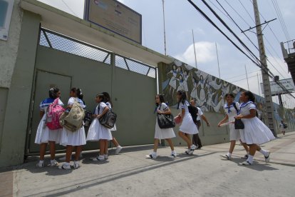 La maestra amenazada imparte clases en el colegio Veintiocho de Mayo.