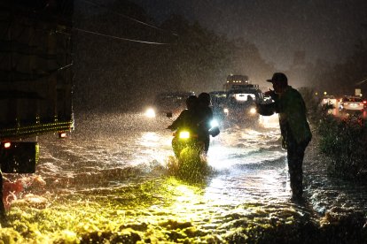 Los agentes de tránsito ayudaron a los conductores que  presentaban problemas con sus vehículos.