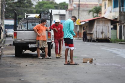 En las calles en las calles Camilo Destruge entre Nicolás Segovia y Alfredo Valenzuela fue asesinado Douglas Leal. Vecinos colocaron velas donde cayó su cuerpo.