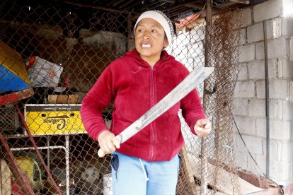 La mujer tiene listo el machete ante cualquier eventualidad.