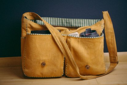Hay bolsos o carteras que no usamos porque pasaron de moda o simplemente ya no nos gustan. Sácalo y deja el espacio libre.