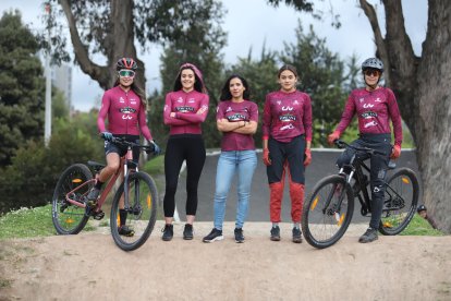 Una parte de las 15 ciclistas que conforman el equipo MEB LEV - Toscana que en 2023 competirán a nivel local e internacional.