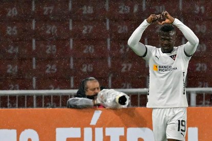 La primera fase de la Copa Sudamericana tuvo su estreno para los equipos ecuatorianos la noche del martes 7 de marzo con el juego entre Liga de Quito y Delfín en el estadio Rodrigo Paz.
Los albos, presionados tras no poder ganar en sus dos primeros encuentros de LigaPro, salieron con todo en busca del arco manabita que llegaba con el duro golpe de haber caído por 5-0 en el campo de Barcelona.
Apenas a los 7 minutos los locales abrieron el marcador por intermedio del argentino Lisandro Alzugaray con un tiro libre que sorprendió al arquero Juan Martín Rojas.
A los 20 minutos llegó otro golpe de los universitarios cuando un centro de Renato Ibarra fue conectado por José Angulo, que tras el rebote del arquero aprovechó la segunda oportunidad para anotar.
Delfín apeló al contragolpe y tuvo en el ariete Ruyeri Blanco a su principal carta ofensiva, quien estuvo cerca de derrotar al golero Alexander Domínguez.
José Angulo festeja tras marcar el segundo tanto de Liga de Quito en la goleada sobre Delfín.