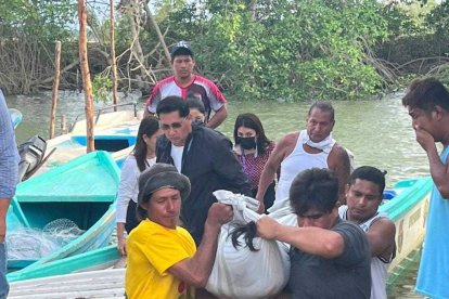 Los cuerpos fueron llevados a la orilla de Bajo Alto para el levantamiento.