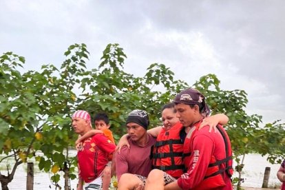 Bomberos rescataban a niños y mujeres y los llevaban a un lugar seguro.