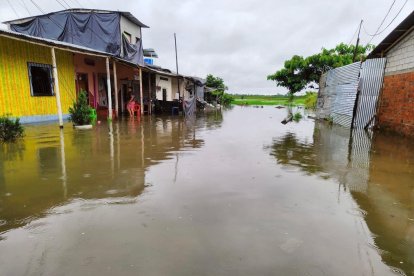 En la parroquia Febres Cordero, las lluvias han dejado varios recintos inundados.