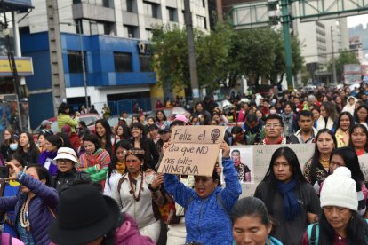 Mujeres marcharon en Quito por el Día de la Mujer.