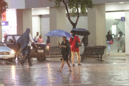 Torrencial lluvia se reporta en Guayaquil.