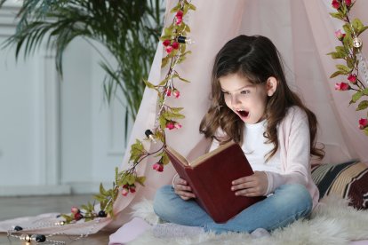 Leer un cuento. ¡Es la mejor prueba de amor! El momento de la lectura debe llegar antes de dormir.