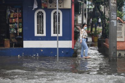 Las calles de Guayaquil siguen llenas de agua luego de la lluvia del 8 de marzo.