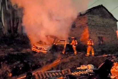 Cuencanos incendiaron un carro en el que robaron.