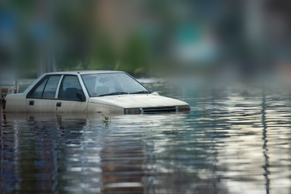 El vehículo se movió por la fuerza del agua.