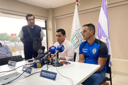 El presidente de Fedeguayas, Roberto Ibáñez Romero (i), y Arkaitz Mota, jefe de scounting de Independiente del Valle, suscribieron el convenio por cuatro años.