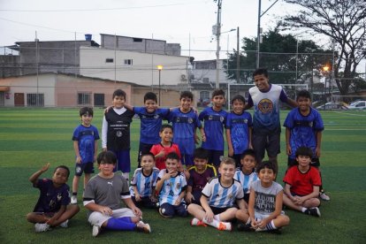 Cientos de niñas y niños entrenan a diario en la cancha del parque de Sauces 2.