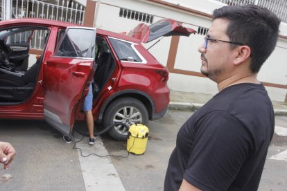 Luis se dedicó ayer a secar el interior de su ‘nave’, que había estacionado fuera de su casa.