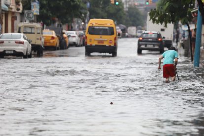 Aunque el aguacero ya había cesado en la ciudadela Sauces, el agua aún llegaba a la rodilla.