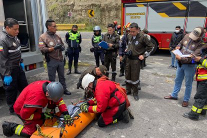 Equipos de rescate acuático del Cuerpo de Bomberos colaboraron en la extracción del cadáver.