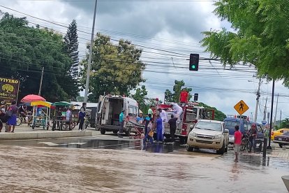 Los pacientes son llevados por bomberos o por sus familiares en triciclos.