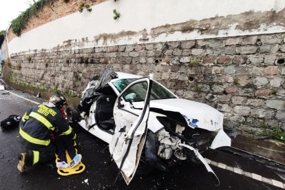 Paramédicos y rescatistas del Cuerpo de Bomberos acudieron al sitio para atender la emergencia.