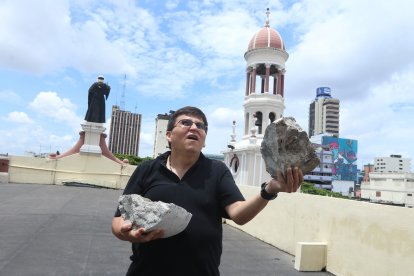 El padre Wilson Malavé sostiene los fragmentos de la cúpula de la iglesia San Agustín que se han caído.