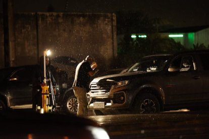 Delincuentes balearon el vehículo donde se transportaba.