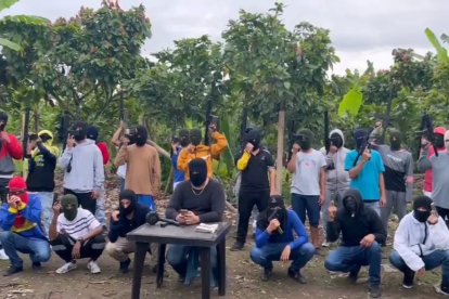 En el video se ve a 25 hombres portando diversas armas de fuego.