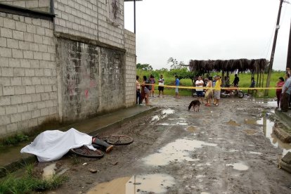 A Roberto Bermúdez le propinaron dos disparos mientras iba en su bicicleta.