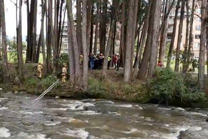 Cadáver de hombre de 40 años fue hallado en el río Tomebamba
