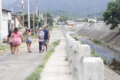 La zanja que atraviesa la cooperativa Valle Verde sirve para desfogue de  aguas servidas, según moradores.