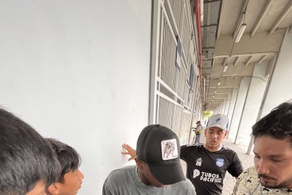 Miller Bolaños hablando y firmando autógrafos a los hinchas del Emelec.