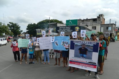 Familiares y amigos acompañaron a la madre del niño desaparecido en un recorrido por las calles, en el cual pidieron celeridad en las investigaciones para dar con él.