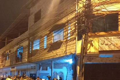 La víctima no pudo subir las escaleras y se desplomó por los balazos.