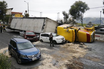 Un choque múltiple entre una decena de vehículos se registró en la avenida Simón Bolívar, el viernes 10 de marzo de 2023.